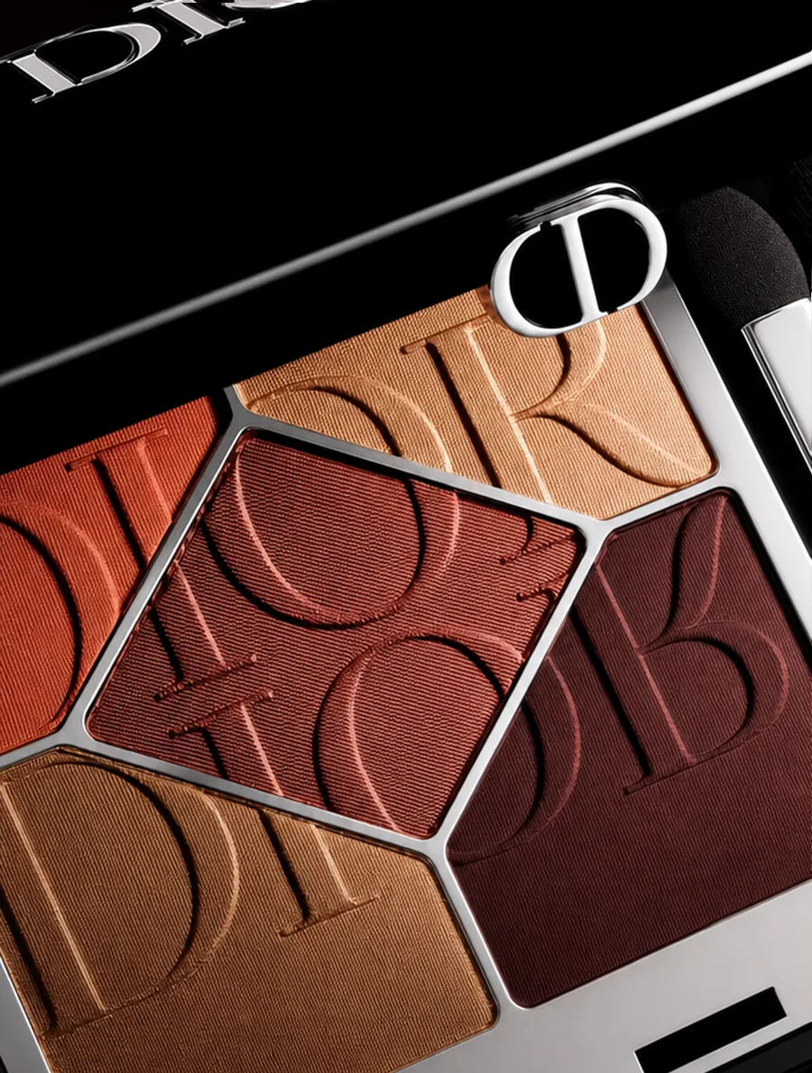 Restored eyeshadow texture with the raised Dior imprint